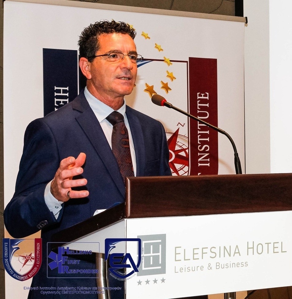 Η κυριαρχία του παραλογισμού στην αντιμετώπιση καταστροφών. Στην Ελλάδα, για την αντιμετώπιση καταστροφών ψηφίζουν οι Τροχονόμοι και οι Δημοτικοί Αστυνομικοί και ΟΧΙ οι Διασώστες, οι Επιχειρησιακοί Εθελοντές, οι Υ.ΠΕ., το ΕΚΑΒ και τα Νοσοκομεία.